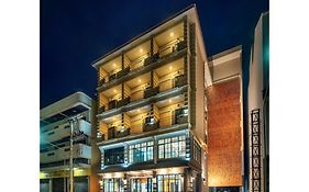 โรงแรมไนน์ริเวอร์